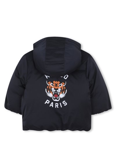 Giacca a vento blu navy con cappuccio, dotata di una grande grafica di una tigre arancione e testo "PARIS" in bianco sul retro. Texture liscia, design cropped.