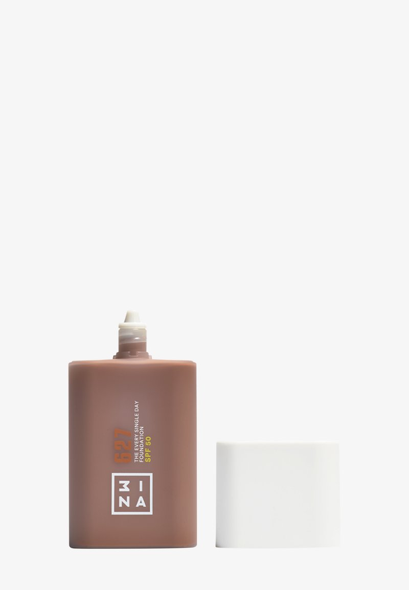 Botella de plástico marrón con una tapa blanca, que presenta una boquilla estrecha. La etiqueta muestra el nombre del producto y SPF 50 en texto multicolor y en negrita.