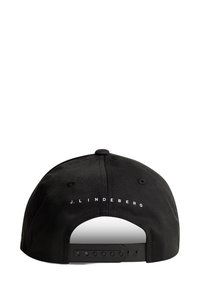 Czarna czapka z materiału z zakrzywionym daszkiem. Posiada regulowany plastikowy pasek oraz wytłoczone logo "J. Lindeberg" z tyłu.