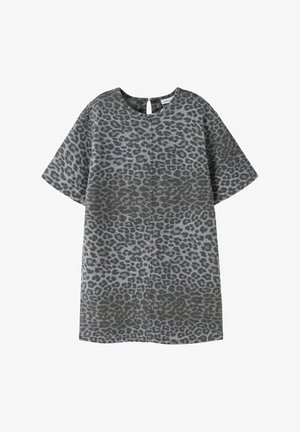Robe en imprimé léopard dans des tons de gris, confectionnée en tissu doux. Manches courtes, col rond, détail en trou clé au dos, coupe ample et coutures latérales visibles.