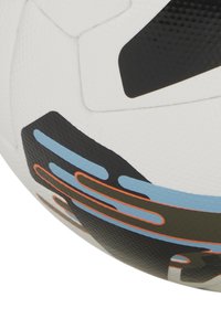 Hvid fodbold med sorte, blå og orange accentlinjer, en tekstureret overflade og geometrisk paneldesign.