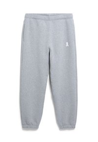 Grijze sweatpants van zacht materiaal, met een elastische tailleband, twee zijzakken en een klein wit logo nabij de linkerzak.