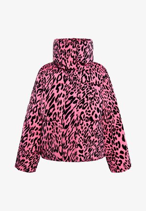 Veste d'hiver rose matelassée avec impression léopard noir, col haut, coupe oversize et texture matelassée avec poches avant.