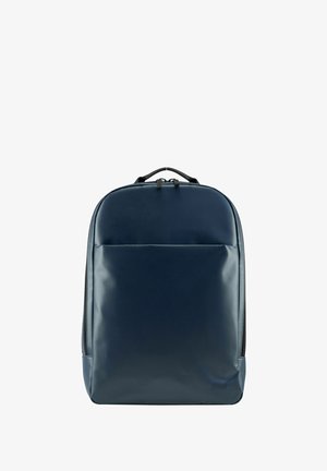 Mochila azul marino fabricada con un material liso y duradero. Presenta un diseño delgado, un bolsillo frontal y un asa superior para llevar. Cierre con cremallera.