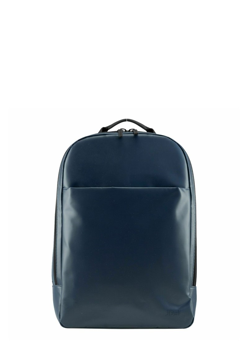 Zaino blu navy realizzato in materiale liscio e resistente. Presenta un design sottile, una tasca frontale e una maniglia superiore. Chiusura con zip.