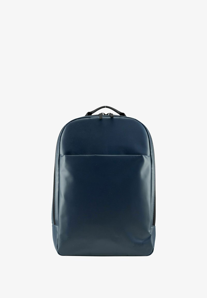 Navyblauer Rucksack aus glattem, strapazierfähigem Material. Mit schlankem Design, einer vorderen Tasche und einem oberen Tragegriff. Mit Reißverschlussverschluss.