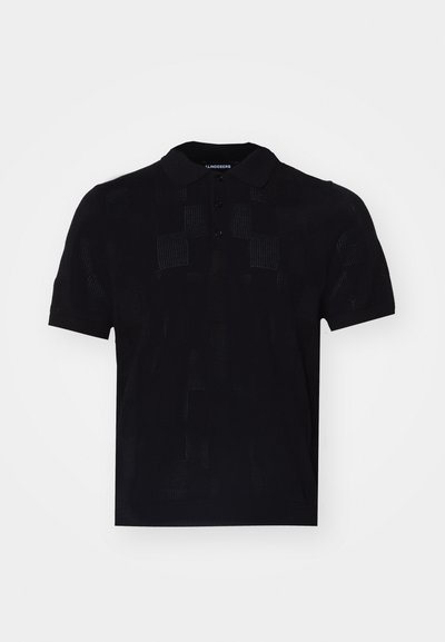Schwarzes Polo-Shirt mit kurzen Ärmeln, strukturiertem Muster, drei-Knopf-Leiste und klassischem Kragen. Hergestellt aus leichtem Stoff.