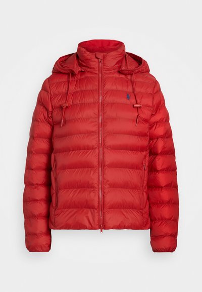 Casaco puffer vermelho com gola alta, fecho de correr à frente e capuz ajustável. Apresenta seções acolchoadas e um pequeno logótipo no peito.
