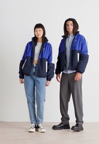 Tommy Jeans REVERSIBLE JACKET UNISEX - Chaqueta de entretiempo - bright blue multi