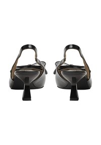 Scarpe con tacchi alti in vernice nera, con punta affusolata, cinturino alla caviglia sul retro e design con tacco a blocco, caratterizzate da una finitura lucida.