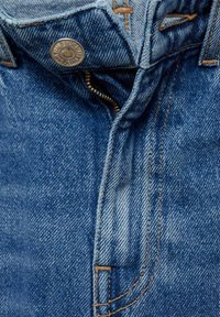 Modri jeans iz denima z zapiranjem na kovinsko gumb, zadrgo in oranžnim šivanjem. Ima klasičen dizajn s petimi žepi in zbledel videz.
