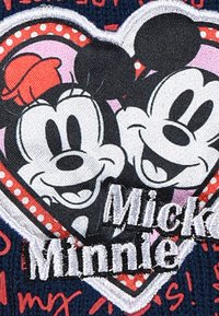 Czarna dżinsowa łatka z haftowanymi wizerunkami Myszki Mickey i Myszki Minnie wewnątrz serca. Tekst "Mickey Minnie" napisany dużymi literami.