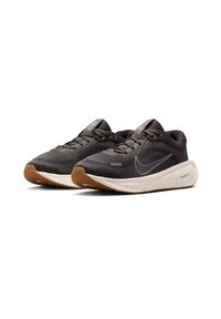 Čierne atletické tenisky s textúrovaným sieťovaným zvrškom, bielou medzipodrážkou a podrážkou z gumy. Obsahujú postranné logo v tvare swoosh a šnurovací uzáver.
