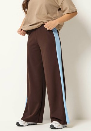 Pixie Girl, PETITE WIDE LEG TROUSERS - Tracksuit bottoms - chocolate