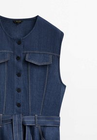 Robe sans manches en denim bleu foncé avec boutons noirs, poches poitrine à rabat et ceinture en tissu assortie nouée à la taille.