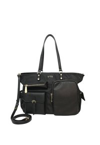 Borsa tote nera in materiale sintetico, con più tasche, dettagli in metallo dorato e una tracolla staccabile. Dettaglio testurizzato sulla grande tasca.