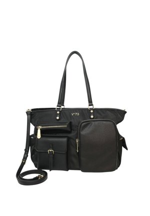 Borsa tote nera in materiale sintetico, con più tasche, dettagli in metallo dorato e una tracolla staccabile. Dettaglio testurizzato sulla grande tasca.