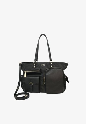 Zwarte tote bag van synthetisch materiaal, met meerdere zakken, gouden hardware accenten en een afneembare schouderriem. Gelaagd detail op de grote zak.