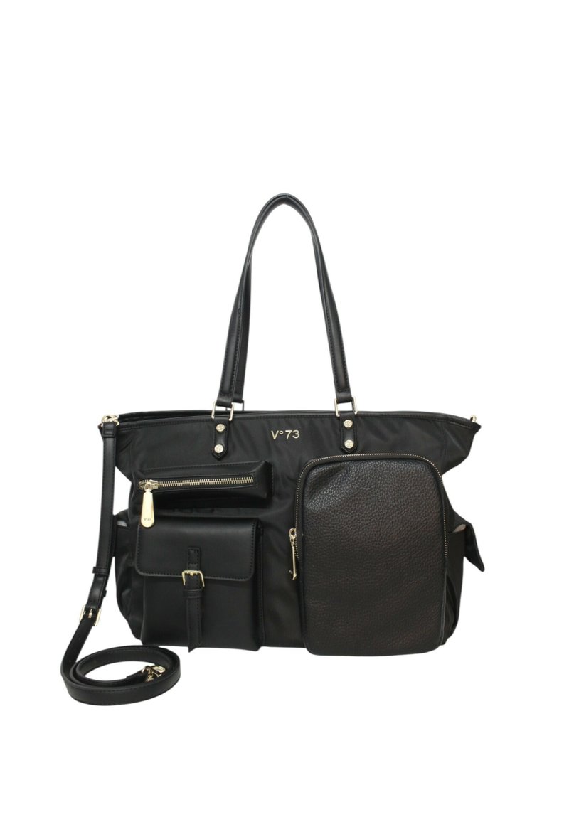 Borsa tote nera in materiale sintetico, con più tasche, dettagli in metallo dorato e una tracolla staccabile. Dettaglio testurizzato sulla grande tasca.