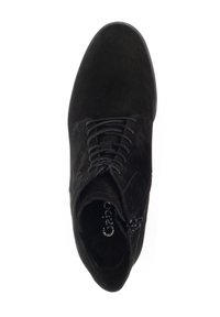 Bottines en daim noir avec un bout pointu, des lacets à l'avant et une fermeture éclair sur le côté pour un accès facile. Texture lisse et design minimaliste.