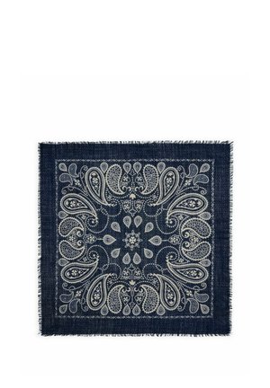 Carré en tissu bleu foncé avec des motifs blancs paisley et floraux, avec de petites franges sur tous les bords.