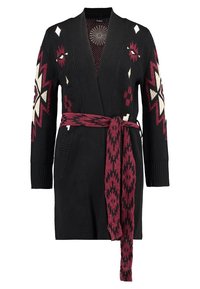 Cardigan nero con maniche lunghe, caratterizzato da motivi geometrici multicolori e una cintura intrecciata. Include due tasche e una texture a costine.