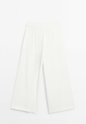 Pantaloni bianchi a gamba larga realizzati in tessuto morbido, caratterizzati da un design semplice con vita elastica e senza hardware visibili o motivi.