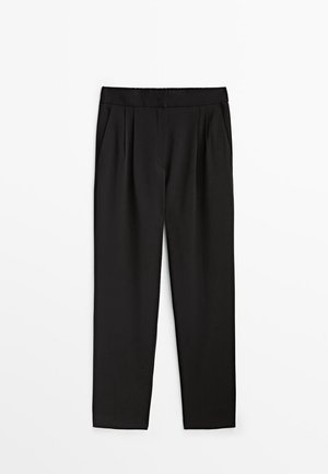Pantalon droit noir avec des plis et une taille élastique, présenté à plat sur un fond blanc.