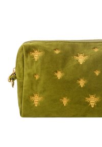 Zielony zamszowy woreczek z złotym haftem pszczółki. Zapięcie na zamek błyskawiczny ze złotymi elementami. Kompaktowy, prostokątny kształt o miękkiej fakturze.