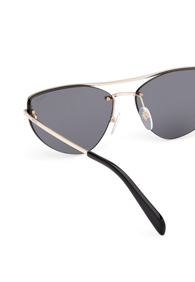 Store store beskyttende katteøje solbriller med mørke linser, guld metalramme og sorte plastikstænger. Har justerbare næsepuder for komfort.