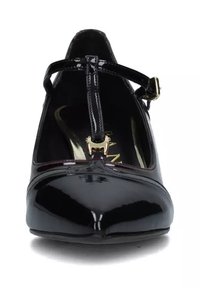 Scarpa in vernice nera con punta affilata e una singola cintura trasversale sul piede, con un elegante dettaglio a fibbia dorata sulla cintura.