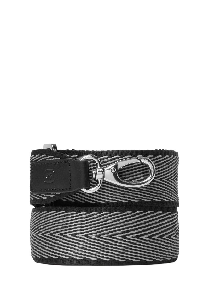 Svart och vit vävd bälte med ett zigzag-mönster, med ett läderrem och en silverfärgad metallspänne för fastsättning.