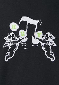 Tela negra con un diseño gráfico de dos figuras aladas sosteniendo las letras verdes "H", "U" y "F", con una cinta blanca que las conecta.