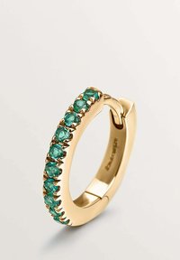Pendiente de aro dorado que presenta una fila de pequeñas piedras preciosas en color teal en la parte frontal, con un acabado suave y pulido y un cierre de bisagra seguro.