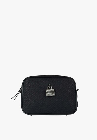 Borsa rettangolare nera con materiale testurizzato, chiusura a zip e dettaglio lucchetto argentato sul davanti. Design semplice con dettaglio zip.