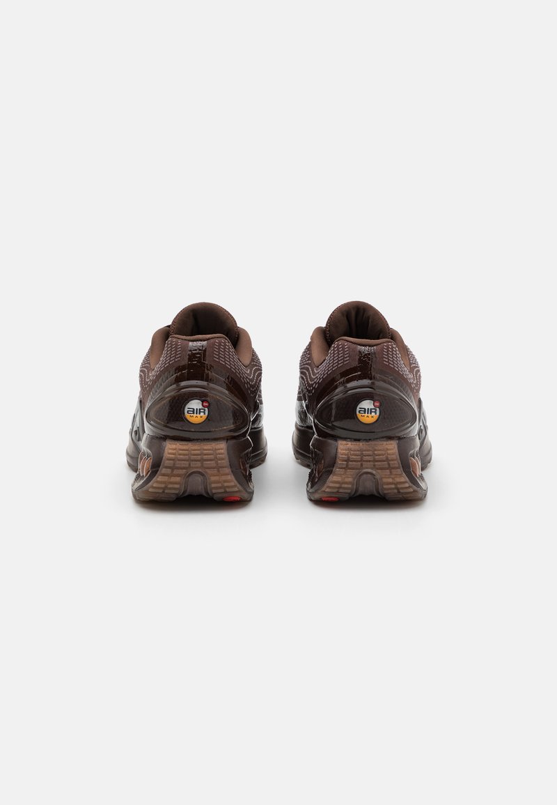 Brązowe buty sportowe z teksturowaną siateczką, błyszczącymi akcentami i gumową podeszwą. Posiadają wyściółkę w okolicy kostki i logo na pięcie.