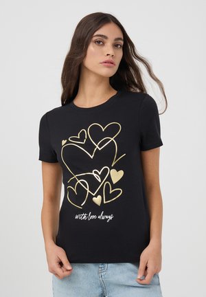 T-shirt in cotone nero con design a cuore dorato e la scritta "con amore per sempre" in bianco, maniche corte, scollatura rotonda, vestibilità casual.