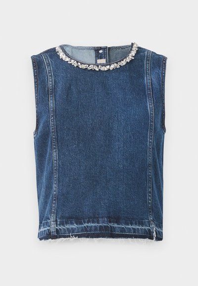 Top din denim fără mâneci, de culoare albastru închis, cu un decolteu decorat cu mărgele și margine destrămată. Țesătura are o textură care îi conferă durabilitate.