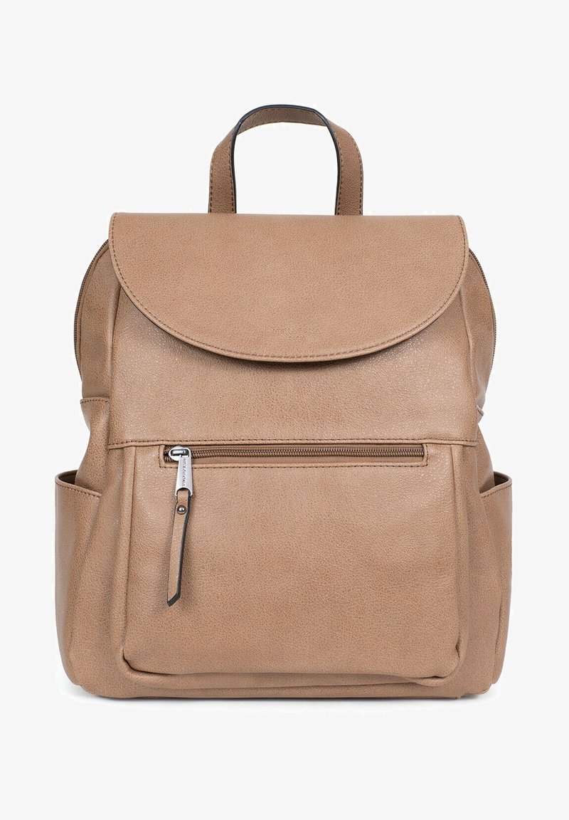 Sac à dos en cuir couleur fauve avec un rabat arrondi, une poignée supérieure, une poche zippée à l'avant et des poches latérales, présenté sur un fond blanc.