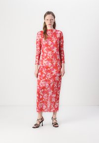 Abito lungo maxi floreale rosso con maniche lunghe, caratterizzato da motivi di fiori rosa e bianchi. Realizzato in tessuto leggero, con una consistenza liscia.