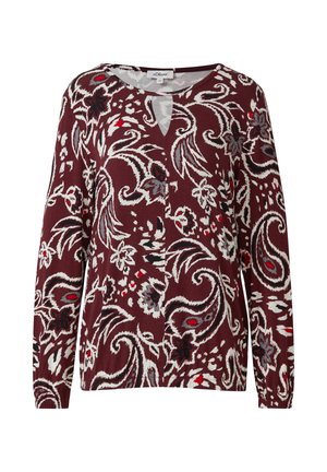 Langeriem maronenkleurig top met witte, grijze en rode bloem- en paisleypatronen, en een kleine keyhole uitsnijding bij de hals.