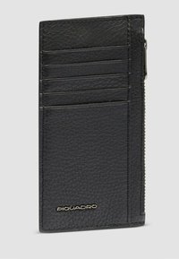 Zwarte leren kaarthouder met vier kaartsleuven, een ritssluitingvak en een ingebosst logo aan de voorkant. De gestructureerde afwerking zorgt voor duurzaamheid.