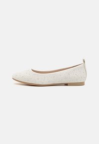 Patto ballerina valkoisesta tekstuurikankaasta, jossa on kohotetut pyöreät kuviot, terävä kärki ja matala kumipohja, minimalistisella muotoilulla.