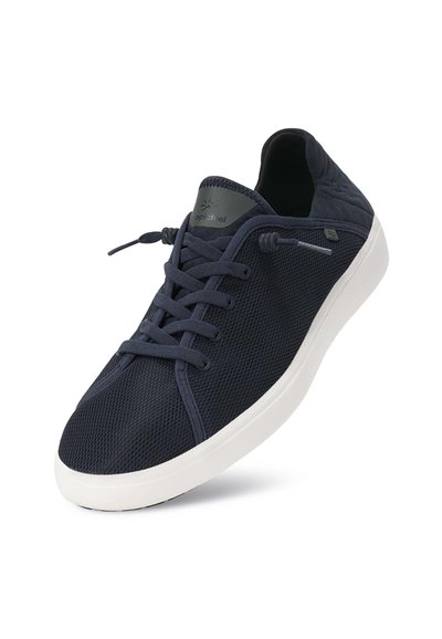 Granatowe siatkowe sneakersy z okrągłym noskiem, białą podeszwą i sznurówką. Posiadają wyściełany kołnierz oraz dekoracyjne przeszycia po boku.