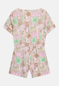 Rozā, brūnā un zaļā īsām piedurknēm rompers ar jauktu ģeometrisku rakstu. Ietver pievilktu vidukli un pogu aizdari aizmugurē.