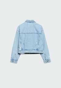 Chaqueta de mezclilla azul claro, de diseño corto, con acentos desgastados, cierres de botón y un cuello clásico. La vista trasera enfatiza los detalles de costura.