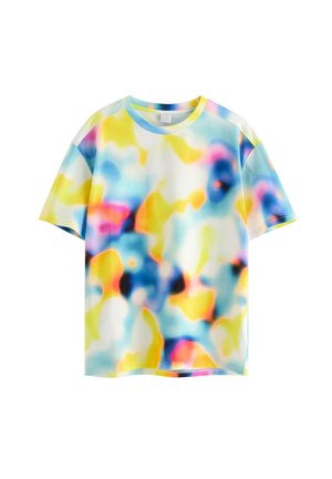 Kortærmet t-shirt med rund hals med et farverigt abstrakt akvarelmønster i gule, blå, pink og hvide toner på en hvid baggrund.