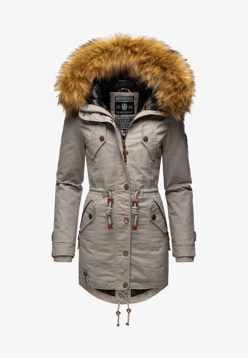 Beige parkasjakke med hette med pelskant, snøring i livet, multiple lommer og kontrasterende brunt metall. Strukturert stofffinish.