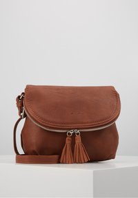 Brun læder crossbody taske med flap, lynlås lukning og dobbelte frynser. Glat tekstur med en enkelt justerbar skulderrem.