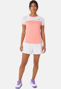 ASICS COURT SS  - T-shirt - bas - guava brilliant white